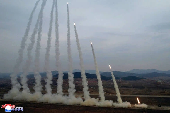 Triều Tiên diễn tập pháo phản lực tầm xa sau khi phóng hơn 10 tên lửa ra biển