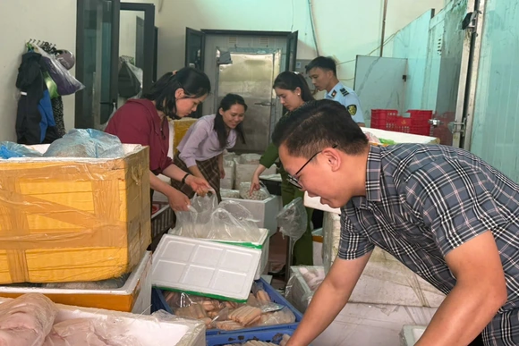 Phát hiện gần 1 tấn thực phẩm không rõ nguồn gốc