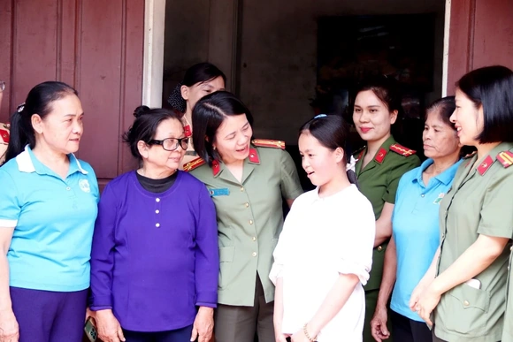 Phụ nữ Công an tỉnh trao kinh phí đỡ đầu con mồ côi đặc biệt khó khăn