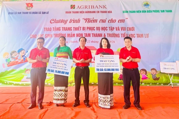 Đoàn Thanh niên Agribank Thanh Hóa tặng quà cho học sinh vùng cao