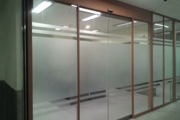 Thi công cửa kính tự động, cửa nhôm trượt quay uy tín, giá thấp tại Cuanhomhe của Việt Phong