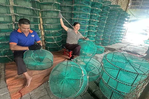 Nghề đan lồng lưới bắt ghẹ&nbsp;mang lại hiệu quả kinh tế cao