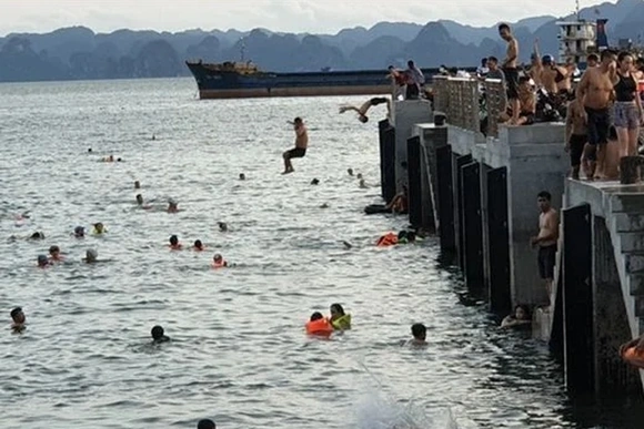 Bơi lội, làm mất trật tự công cộng trong khu vực cảng biển bị phạt tới 1 triệu đồng