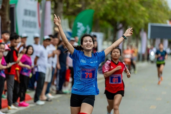 Nữ sinh Cao đẳng Y tế Thanh Hóa “bứt phá”, về nhất cự ly 3.000m tại Giải Việt dã Báo và PTTH Thanh Hoa