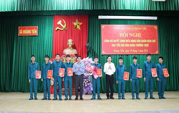 Xã Hoằng Tiến: Công bố, trao quyết định dân quân thường trực