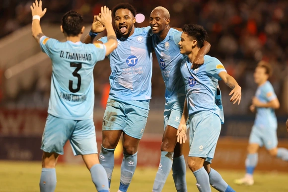 Nam Định nhọc nhằn tiến vào bán kết Cúp quốc gia; Xác định 8 anh tài vào tứ kết Champions League