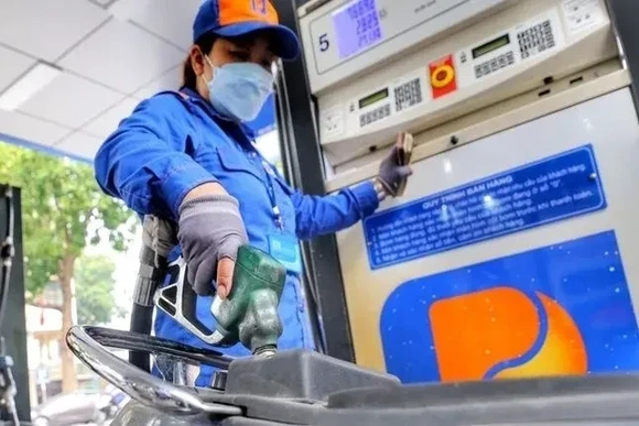 Chi tạm ứng 8.000 tỷ đồng cho Quỹ Bình ổn giá xăng dầu