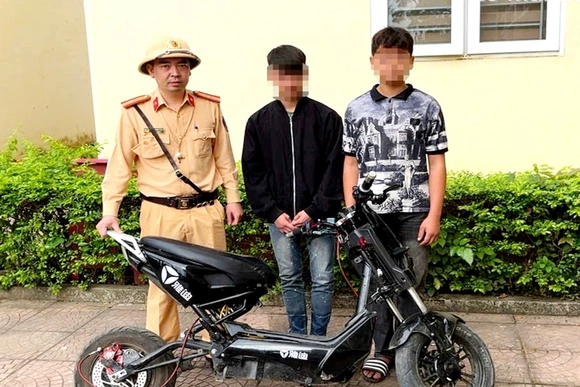 Xử lý thiếu niên vi phạm trật tự, an toàn giao thông từ clip trên mạng xã hội