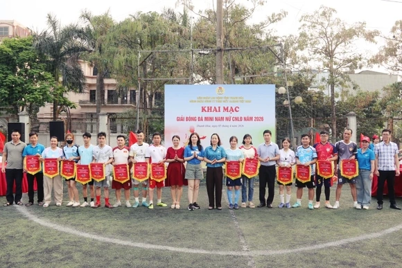 Giải bóng đá mini nam nữ công nhân lao động