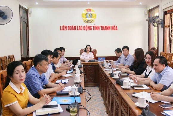 Nâng cao nhận thức chính trị và hiểu biết pháp luật cho công nhân