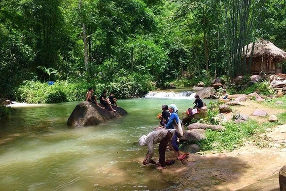 Lên bản Hang xem làm du lịch cộng đồng