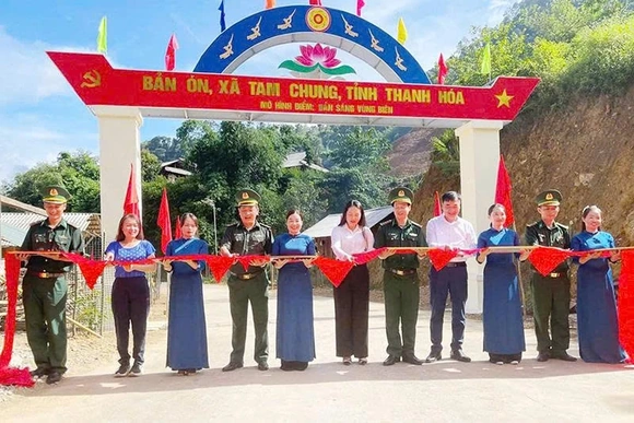 Cán bộ biên phòng tăng cường xây dựng xã biên giới vững mạnh