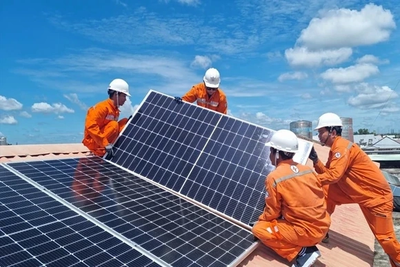 Tăng cường thực thi tiết kiệm điện và phát triển điện mặt trời mái nhà