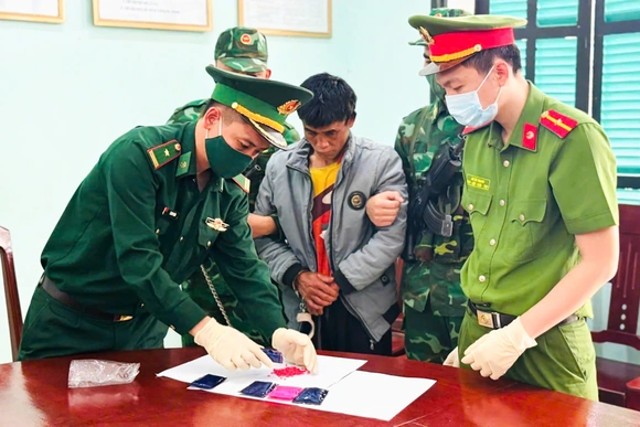 Đối tượng người Lào mua bán trái phép hơn 1.000 viên ma túy tổng hợp