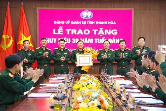 Đảng ủy Quân sự tỉnh Thanh Hóa trao Huy hiệu 30 năm tuổi Đảng