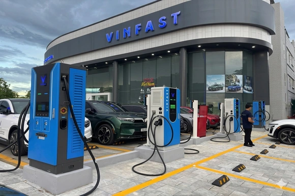 Hạ tầng sạc - “nút thắt” khi nhu cầu xe điện tăng