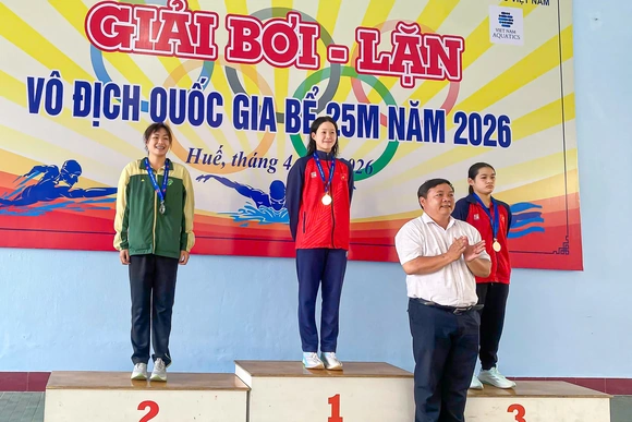 Phạm Thị Vân mở màn giải bơi VĐQG bể 25m bằng tấm HCV đặc biệt