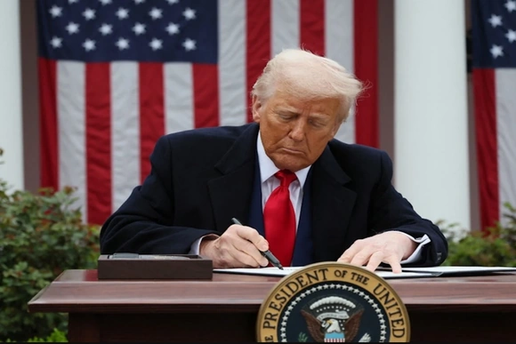 Mỹ siết chặt thương mại: Áp thuế dược phẩm tới 100%, điều chỉnh mạnh thuế kim loại