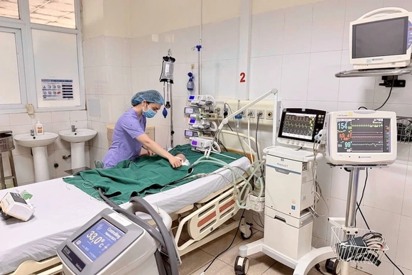 Điều trị thành công ca ngạt sơ sinh nặng bằng kiểm soát nhiệt độ theo mục tiêu