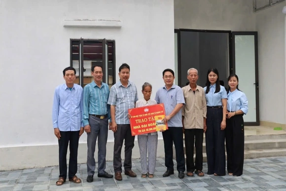 Xã Hoằng Lộc trao kinh phí hỗ trợ xây dựng nhà Đại đoàn kết