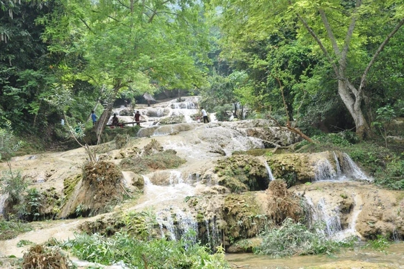 Du lịch suối, thác hấp dẫn&nbsp;du khách dịp hè