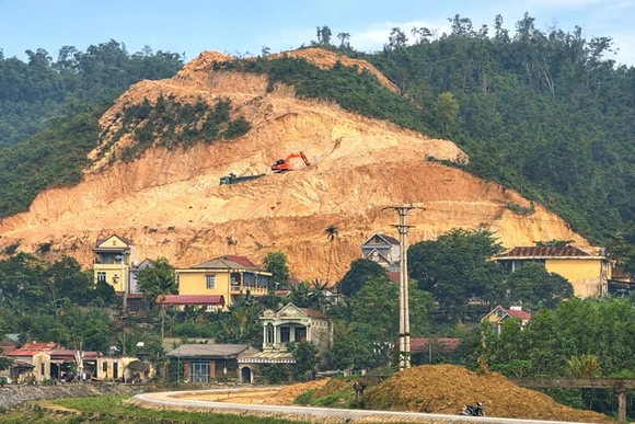 Đẩy nhanh tiến độ xử lý sạt lở đồi Phòng Không