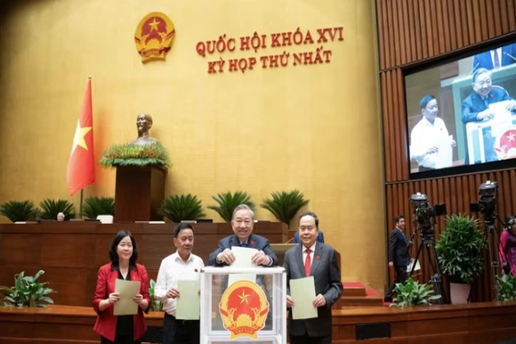 Chủ tịch Quốc hội ký ban hành 4 Nghị quyết của Quốc hội về nhân sự