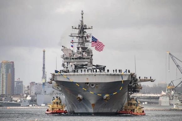Chiến hạm Mỹ buộc phải rút lui sau cuộc tấn công của Iran