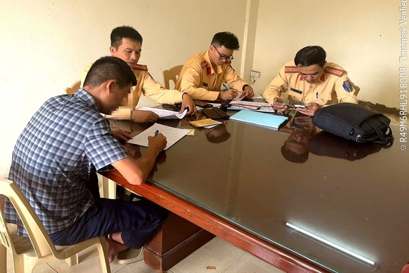 Xử phạt nặng lái xe, chủ xe ô tô vi phạm biển số và lỗi vượt xe