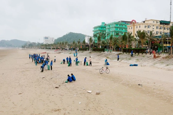 Phường Tĩnh Gia ra quân tổng vệ sinh môi trường tại Khu du lịch biển Hải Hòa