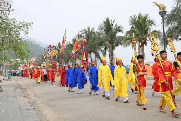 Về Hoằng Tiến xem hội