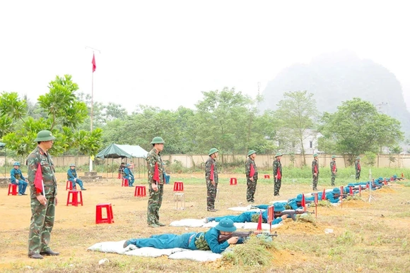 Chính ủy Bộ CHQS tỉnh kiểm tra công tác huấn luyện, bắn đạn thật cho dân quân năm thứ nhất