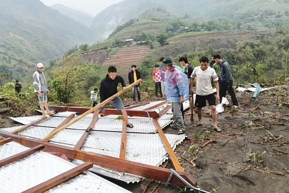 Dông lốc gây tốc mái nhà của người dân xã Mường Lý