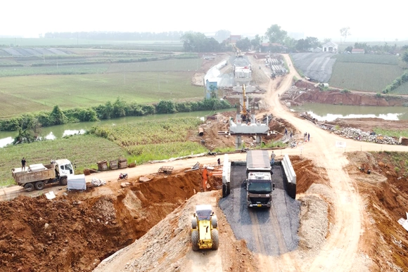 Làm việc “xuyên lễ” trên công trường thi công cầu Mọ