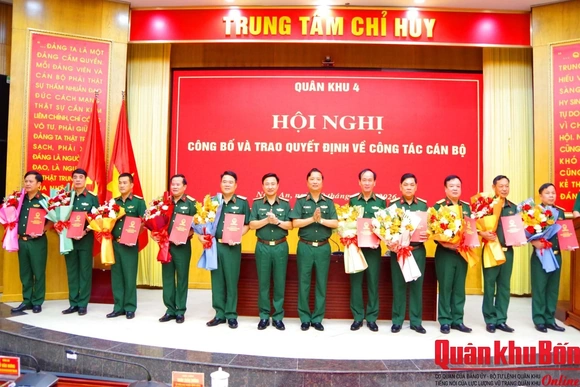 Quân khu 4 công bố, trao quyết định về công tác cán bộ