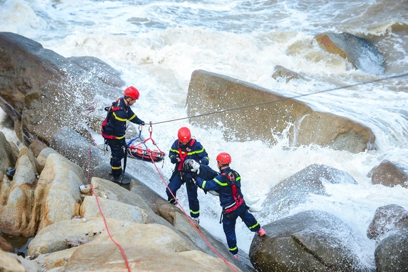 Mãn nhãn màn diễn tập cứu nạn trên biển: Phản ứng thần tốc, hiệp đồng chuẩn xác