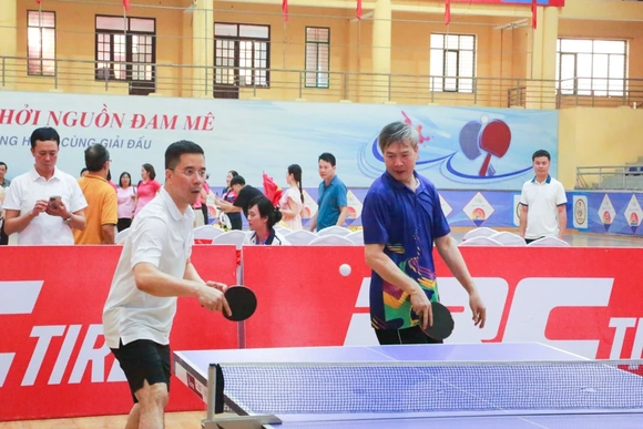 Phó Bí thư Thường trực Tỉnh ủy Nguyễn Hồng Phong giao lưu bóng bàn, động viên VĐV tại giải thể thao hè Sầm Sơn 2026