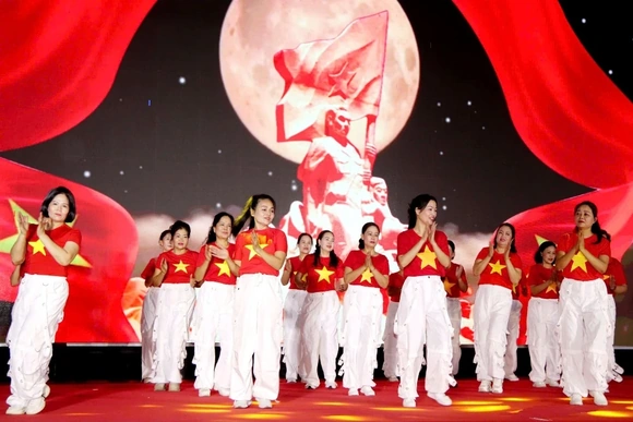 Phụ nữ phường Hạc Thành giao lưu văn nghệ kỷ niệm các ngày lễ lớn