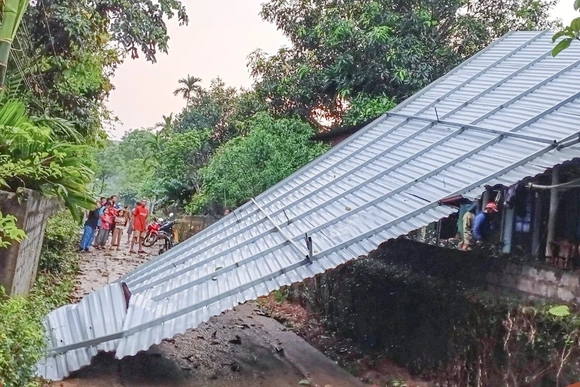 Dông lốc, mưa lớn gây thiệt hại nặng về nhà ở, tài sản và sản xuất của người dân