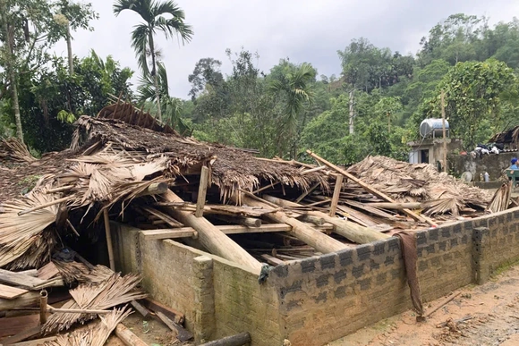 Mưa lớn kèm dông lốc mạnh, gây sập đổ nhà sàn khiến 1 học sinh tử vong