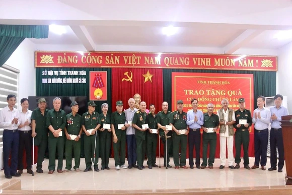 Trao quà của Tổng Bí thư, Chủ tịch nước cho người có công tại Trung tâm Nuôi dưỡng, điều dưỡng người có công Thanh Hóa