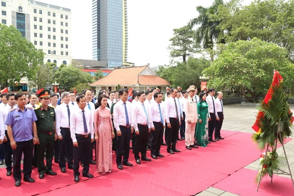 Đoàn đại biểu tỉnh Thanh Hóa dâng hương tưởng niệm Chủ tịch Hồ Chí Minh, Mẹ Việt Nam Anh hùng và các Anh hùng liệt sĩ