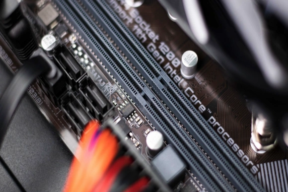 RAM 16GB với 32GB khi Build PC Gaming 2026: Muốn đa nhiệm 16GB liệu là đủ?