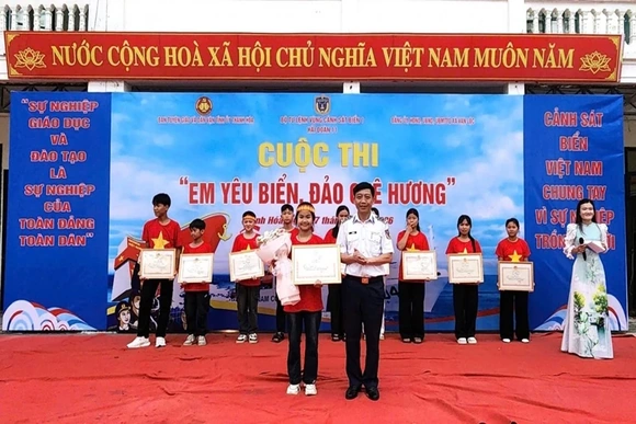Bồi đắp tình yêu biển đảo quê hương cho thế hệ trẻ