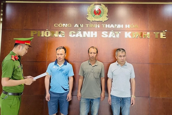 Rủ nhau khai thác đất bán kiếm lời, 3 đối tượng bị khởi tố