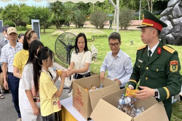 Tặng 45.000 suất quà cho người dân viếng Lăng Bác