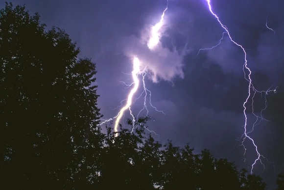 Cảnh báo dông, lốc, sét, mưa đá và mưa lớn cục bộ tại nhiều khu vực trong tỉnh Thanh Hóa