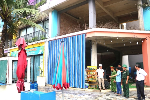 Ra quân giải tỏa toàn bộ các quán, ki-ốt bán hàng rong trên tuyến bờ biển Flamingo