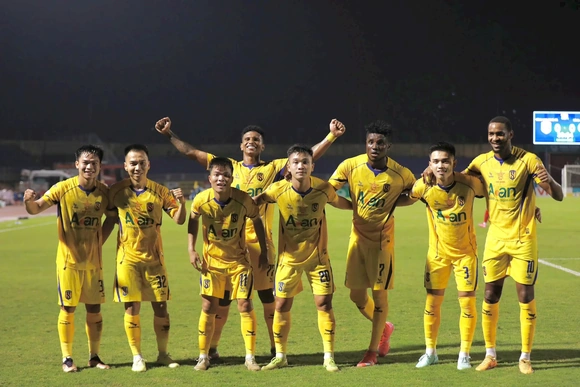 UBND tỉnh Nghệ An cam kết giúp SLNA đủ điều kiện dự V.League 2026/2027; PSG thắng nghẹt thở Bayern Munich