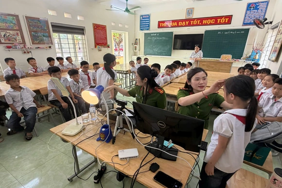 Những “bóng hồng thép” lặng thầm đi qua từng ngõ nhỏ